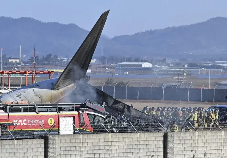 Plane crashes South Korea airport