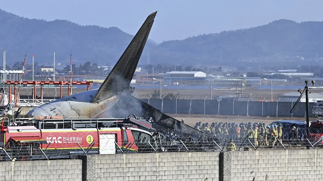 Plane crashes South Korea airport